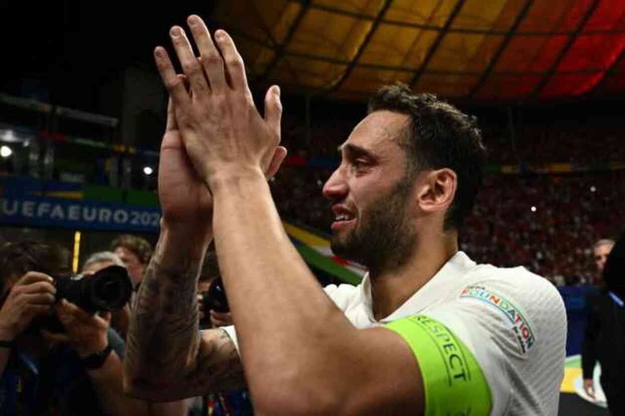 A Milli Takımımızın kaptanı Hakan Çalhanoğlu, Hollanda'ya elendikten sonra gözyaşlarına boğuldu