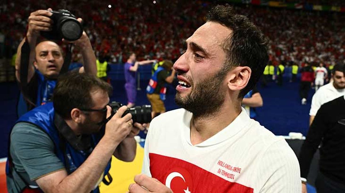 Kaptan Hakan Çalhanoğlu, Hollanda'ya elendikten sonra gözyaşlarına boğuldu