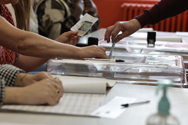 Voters at the ballot box for the second round of general elections in France! Measures against looting were taken in the capital