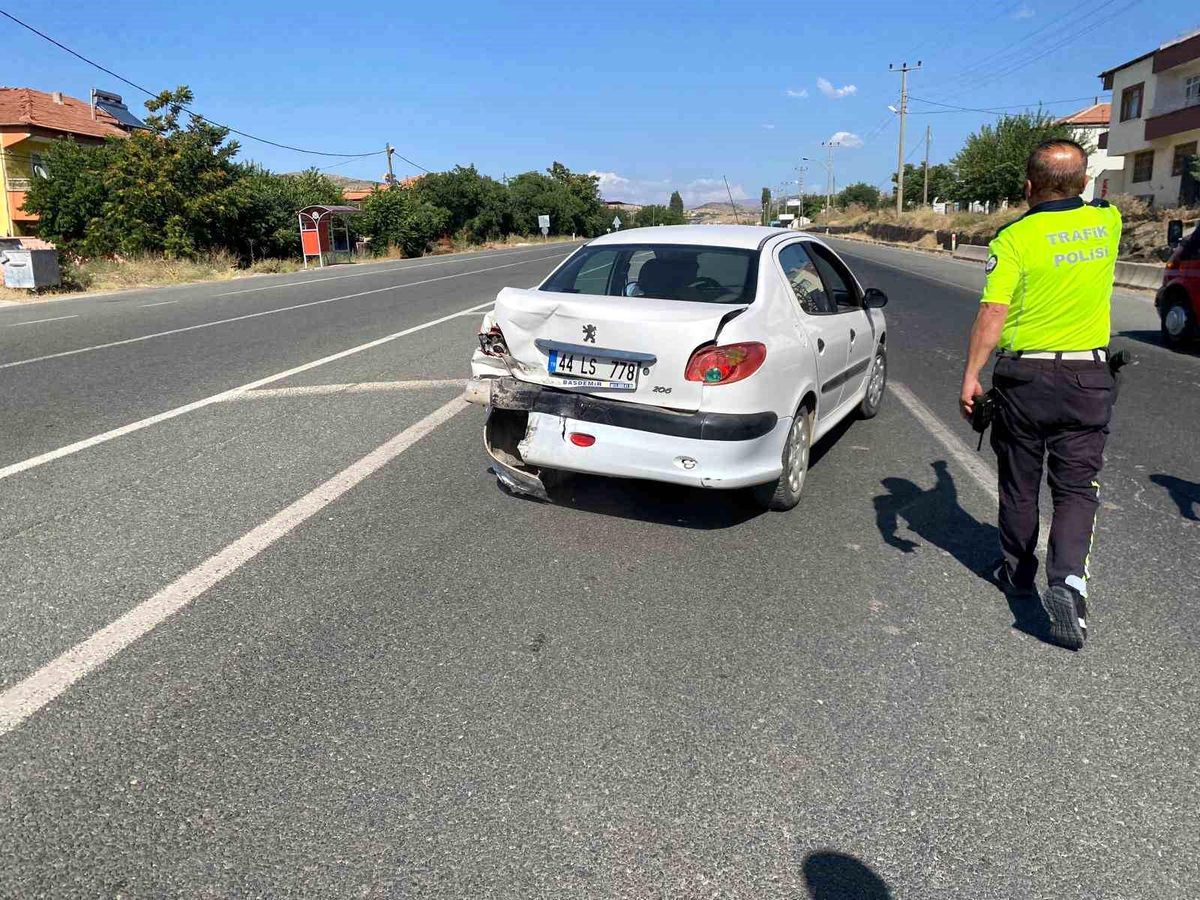 Malatya'da Hafif Ticari Araç ile Otomobilin Karıştığı Kazada 1 Kişi Yaralandı