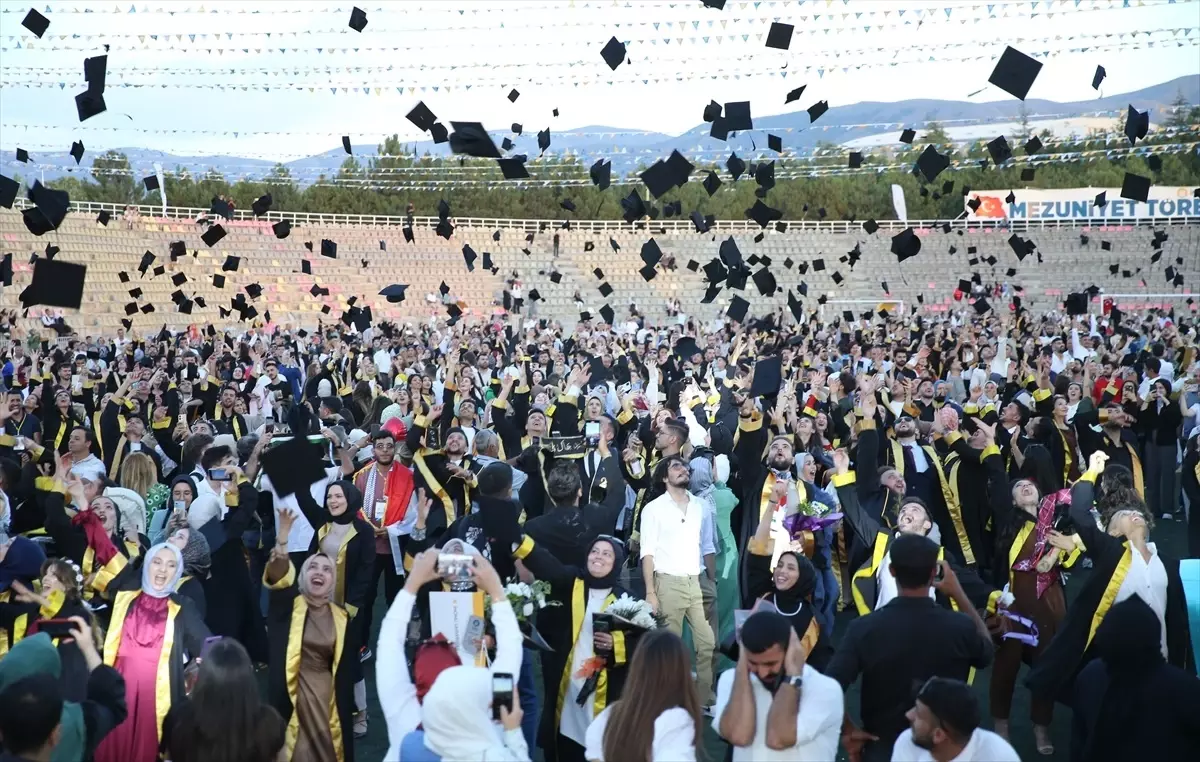 İnönü Üniversitesi'nde 6 Bin 500 Öğrenci Mezuniyet Heyecanı Yaşadı