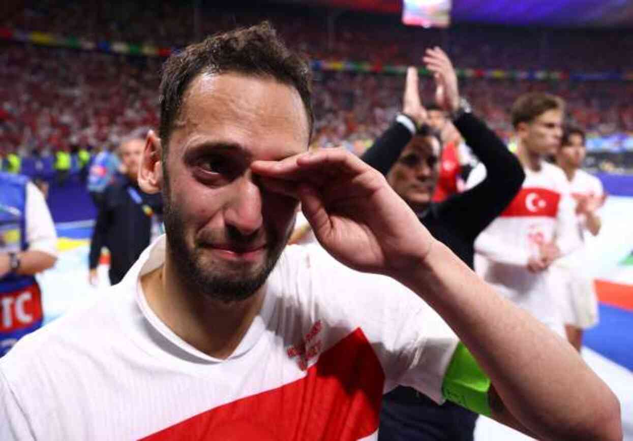 Kaptan Hakan Çalhanoğlu, Hollanda'ya elendikten sonra gözyaşlarına boğuldu