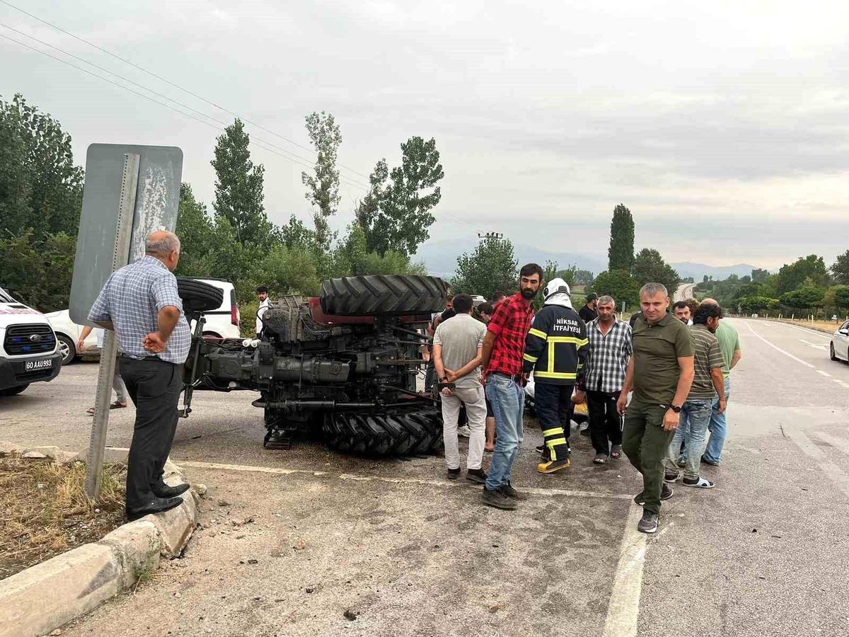 Tokat'ta otomobil ile traktör çarpıştı: İki kişi yaralandı