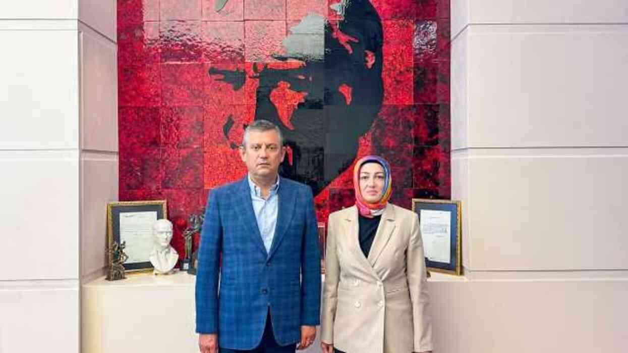 Özgür Özel, 'Bir kere de biz giyelim' demişti! Türk siyasetinin kazandıran ceketi bu sefer İmamoğlu'nun üzerinde