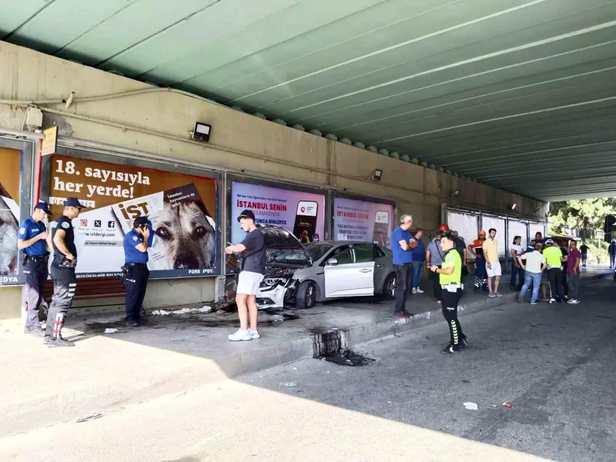 Pendik'te Kontrolden Çıkan Araç Üç Otomobile Çarptı