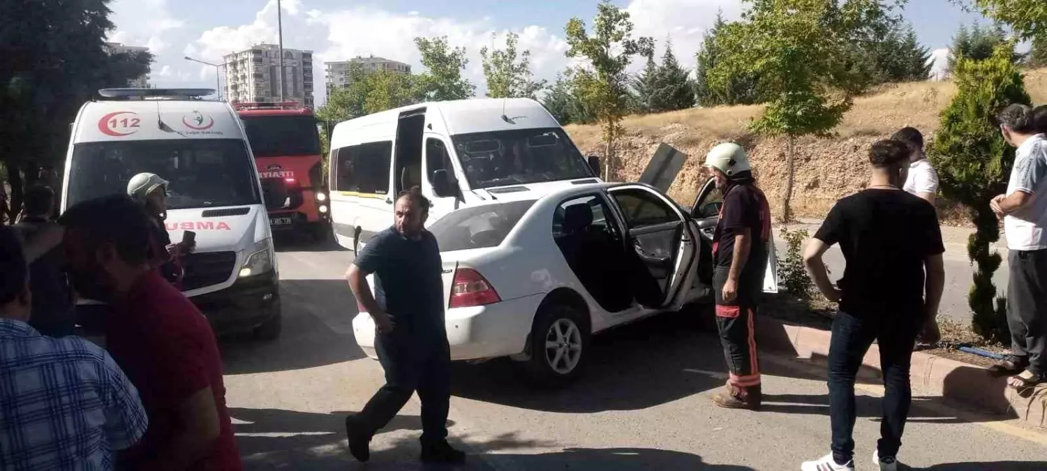 Malatya'da servis minibüsü ile otomobilin karıştığı trafik kazasında 5 kişi yaralandı
