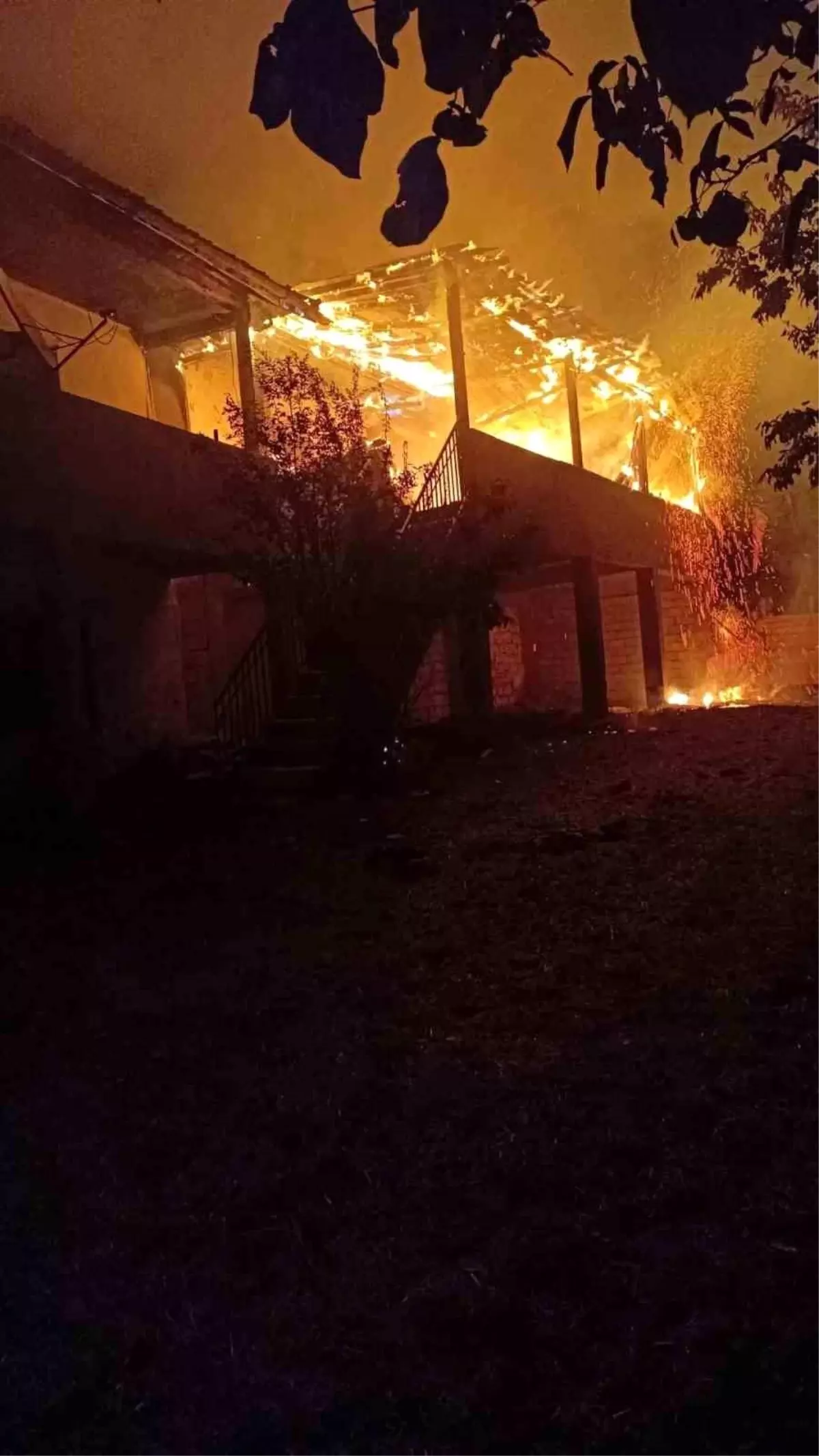 Şarkışla'da çıkan yangında bir ev kullanılamaz hale geldi