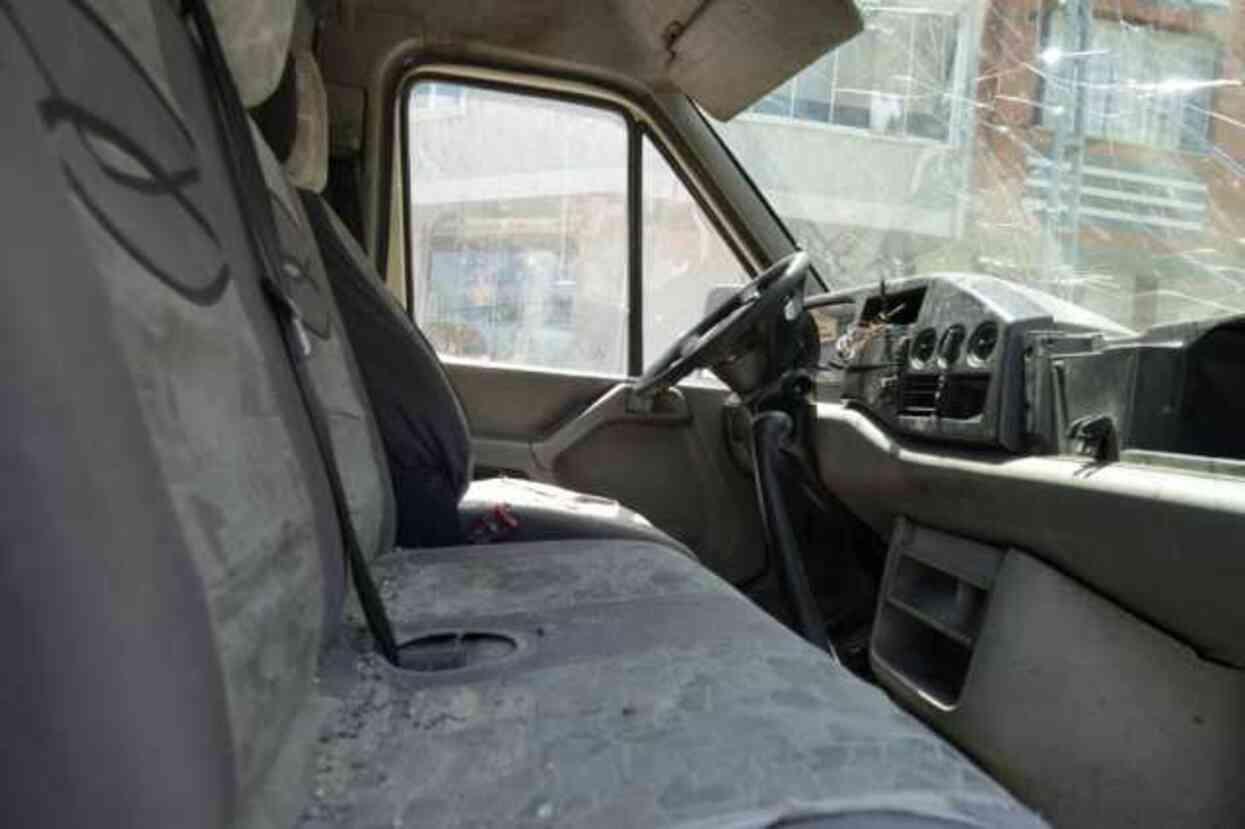 Terk edilmiş 2 araç mahallenin korkulu rüyası oldu: Gece kim olduğu belirsiz kişiler geliyor