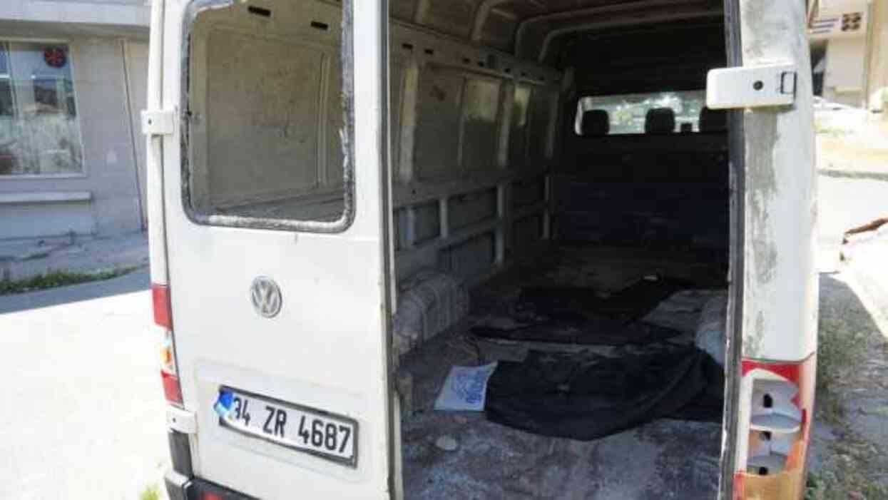 Terk edilmiş 2 araç mahallenin korkulu rüyası oldu: Gece kim olduğu belirsiz kişiler geliyor