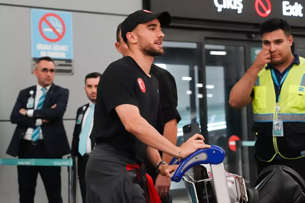 A MİLLİ TAKIM İstanbul'a döndü mü? A MİLLİ TAKIMINDAN İLK KARELER