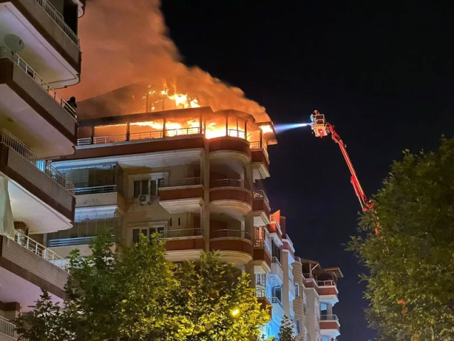 Batman'ın göbeğinde yangın söndürme rezaleti! Alevlere müdahale etmek için gelen itfaiyenin suyu bitti