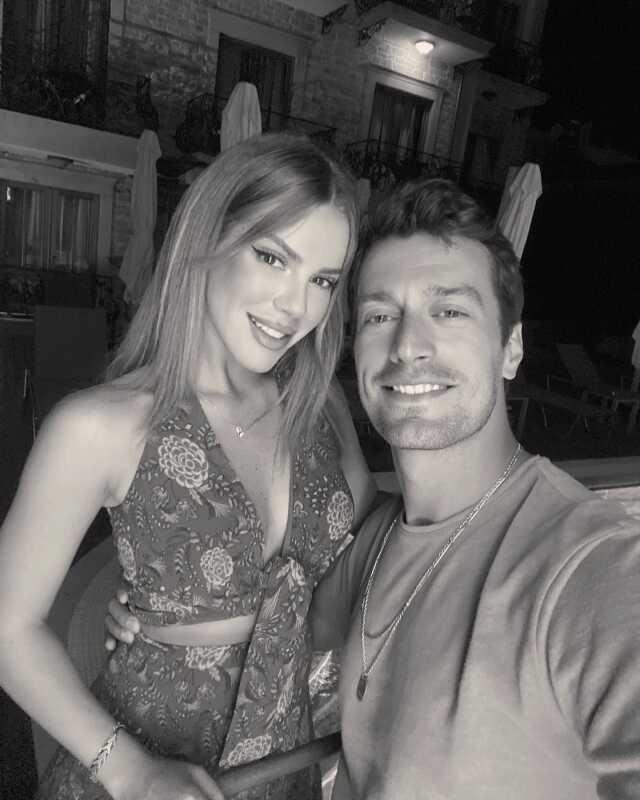 Feyyaz Şerifoğlu proposed to his girlfriend Merve Dinçkol