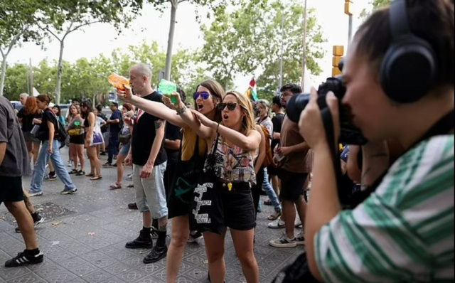 İspanya'da turizm karşıtı protestocular, Barselona'da turistlere su tabancalarıyla saldırdı