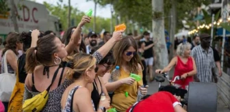 İspanya'da turizm karşıtı protestocular, Barselona'da turistlere su tabancalarıyla saldırdı