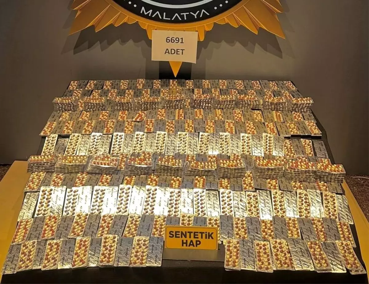 Malatya'da Sokak Satıcılarına Operasyon: 7 Bin 916 Adet Sentetik Ecza Maddesi Ele Geçirildi