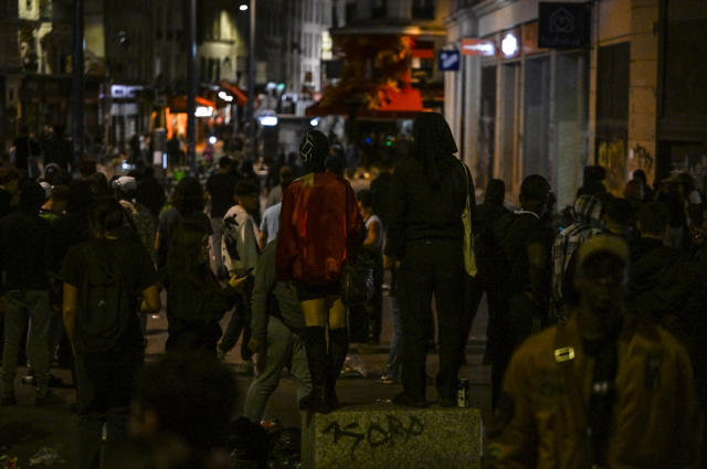 Paris is on fire! Groups celebrating the election victory of the left alliance clashed with the police