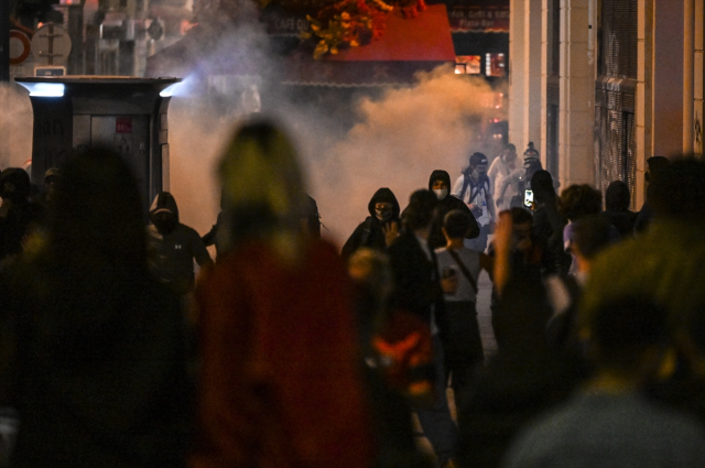 Paris is on fire! Groups celebrating the election victory of the left alliance clashed with the police