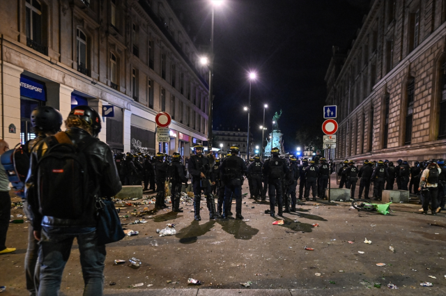 Paris is on fire! Groups celebrating the election victory of the left alliance clashed with the police