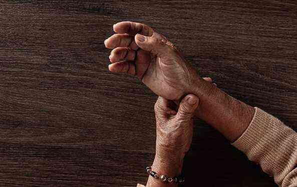 Parkinson hastalığı nedir? Hastalığın ilk belirtileri nelerdir? Parkinson hastalığı kimlerde görülür? Parkinson hastalığı nedir? Hastalığın ilk belirtileri nelerdir? Parkinson hastalığı kimlerde görülür?