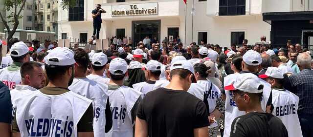 204 workers fired through SMS held a protest in front of Iğdır Municipality! Statement came from the mayor