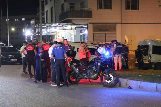 Bloodshed in the middle of the street! Police are after the fleeing suspect