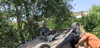 Van'da hafif ticari kamyonetin takla atması sonucu 3 kişi yaralandı