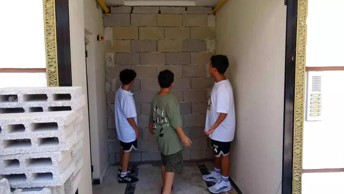 Müteahhitin Duvar Ördüğü Apartman Girişi Şaşkınlık Yarattı