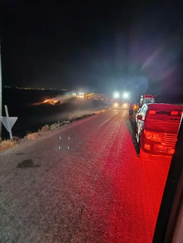 Diyarbakır Silvan'da anız yangını çıktı, alevler bir mahalleyi tehdit ediyor