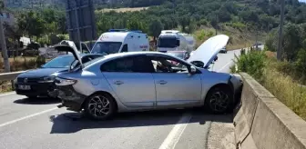 Geyve'de Kafa Kafaya Çarpışan Otomobillerde Trafik Kazası