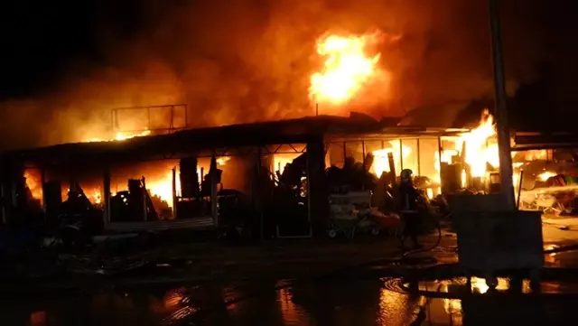 Major fire in industrial site in Malatya: 25 prefabricated workplaces turned to ashes.