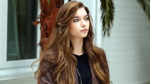 The actress Afra Saraçoğlu filed a complaint against individuals who made derogatory comments about her.