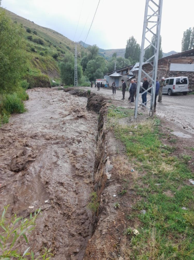 Şiddetli sağanak sele neden oldu! Derelerin taşıp köylerin su bastığı ilde 1 kişi kayıp