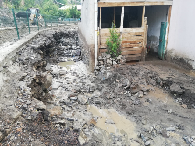 Şiddetli sağanak sele neden oldu! Derelerin taşıp köylerin su bastığı ilde 1 kişi kayıp