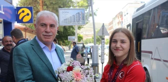 Milli güreşçi Beyzanur Akkuş Bayburt Belediye Başkanı Mete Memiş'i ziyaret etti