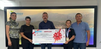 Kemer Kaymakamı Ahmet Solmaz, Yıldızlar Balkan Judo Şampiyonası'nda üçüncü olan Sude Akan'a hediye çeki verdi