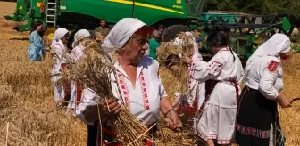 Bulgaristan'da Buğday Hasadı Yöresel Kıyafetlerle Kutlandı