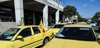 Atina'da Taksiciler Yasa Tasarısını Protesto Etmek İçin Grevde