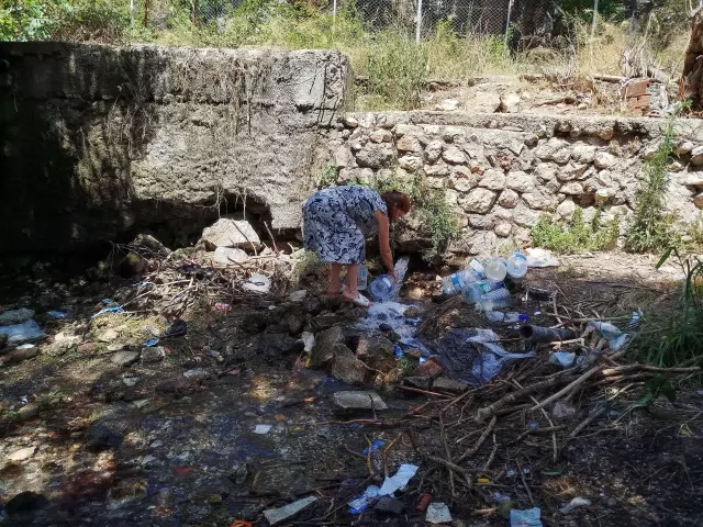 Bakterili kaynak suyunun çevresi kapatıldı, inanmayıp teli kestiler! Şişesini kapan geliyor