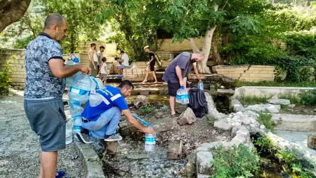 Bakterili kaynak suyunun çevresi kapatıldı, inanmayıp teli kestiler! Şişesini kapan geliyor