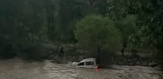 Erzurum'da heyelan otomobili dereye sürükledi, anne ve kızı derede kayboldu