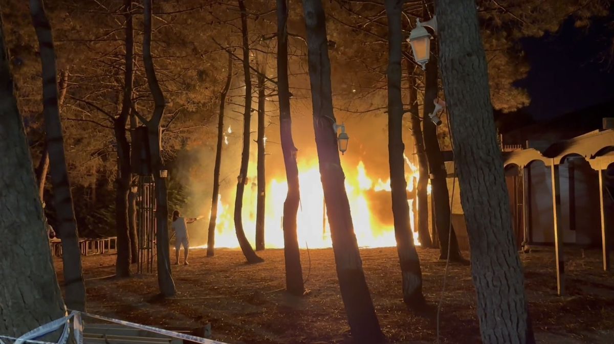 Ümraniye Belediyesi'ne ait Trabzon Park Millet Bahçesi'nde çardak yangını