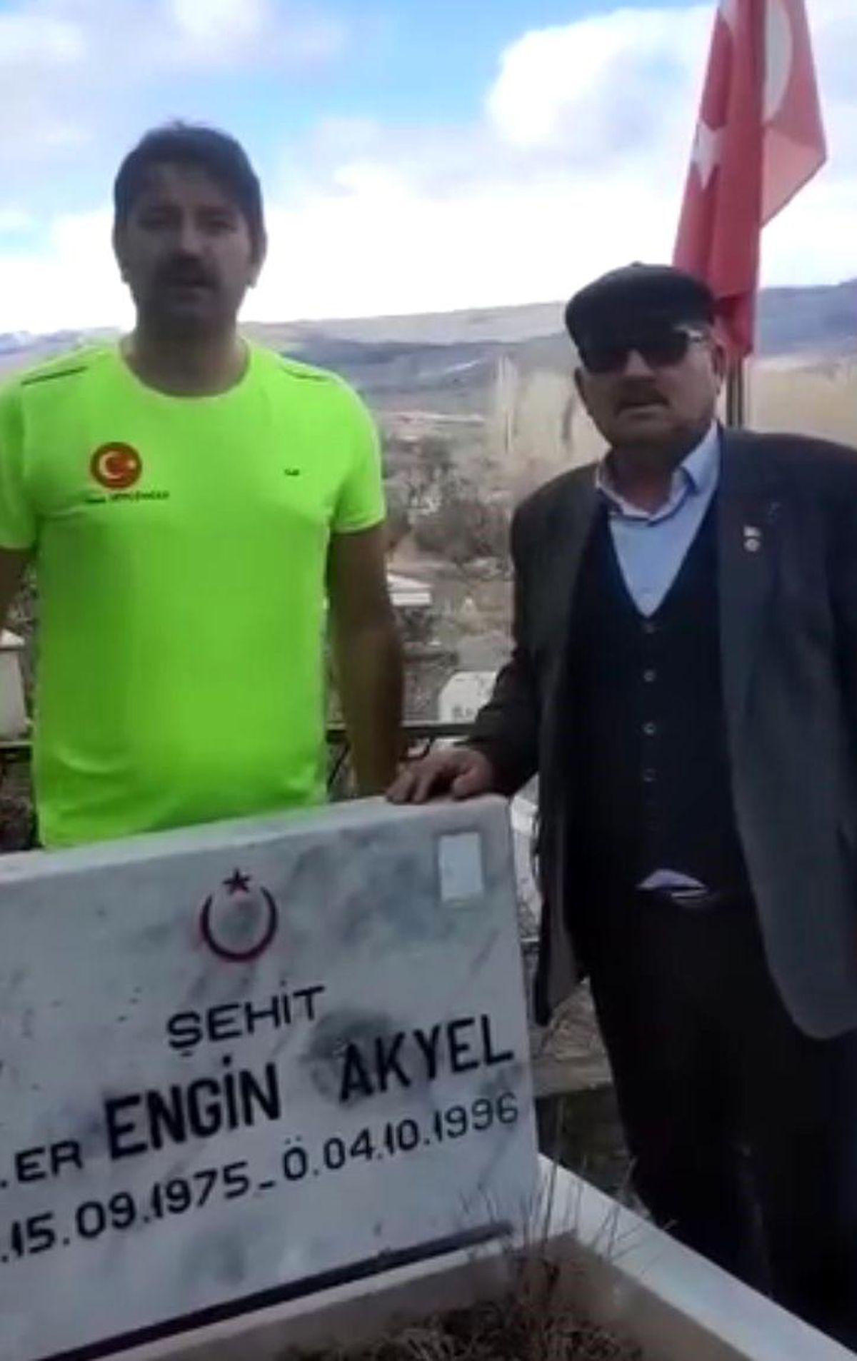 Çankırı'da Vatandaş Şehit Kabirlerinde İstiklal Marşı Okudu