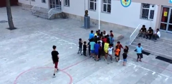 Kırşehir'de Mahalle Bakkalı Kur'an Kursu Öğrencilerine İkramda Bulunuyor