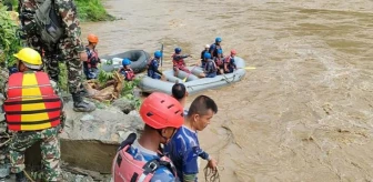 Nepal'de heyelan sonucu 65 kişiyi taşıyan 2 otobüs nehre kapıldı: Sadece üç kişi yüzerek kurtulmayı başardı