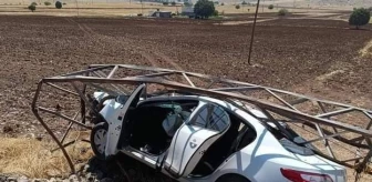 Diyarbakır'da otomobil elektrik direğine çarptı: 4 yaralı