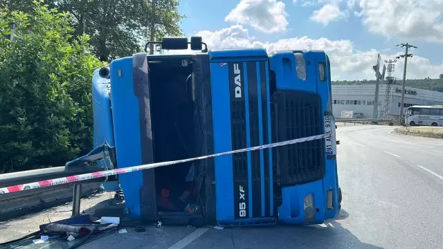 Pendik'te Beton Mikseri Kaza Yaptı, Şoför Yaralı Halde Kaçtı