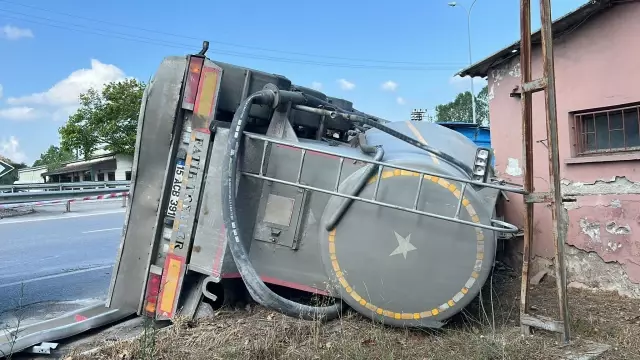 Pendik'te Beton Mikseri Kaza Yaptı, Şoför Yaralı Halde Kaçtı