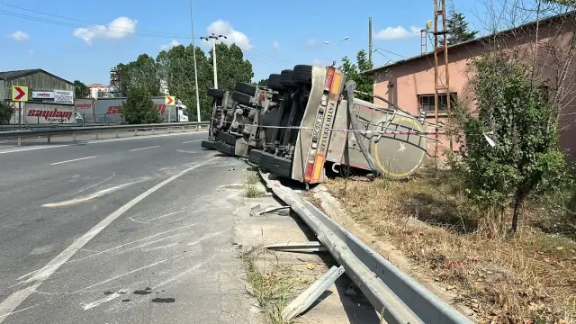 Pendik'te Beton Mikseri Kaza Yaptı, Şoför Yaralı Halde Kaçtı