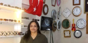 Kahramanmaraş'ta Bir Kadın Tamirci 15 Yıldır Hem Saat Satışı Yapıyor Hem de Tamirciliğini Yapıyor
