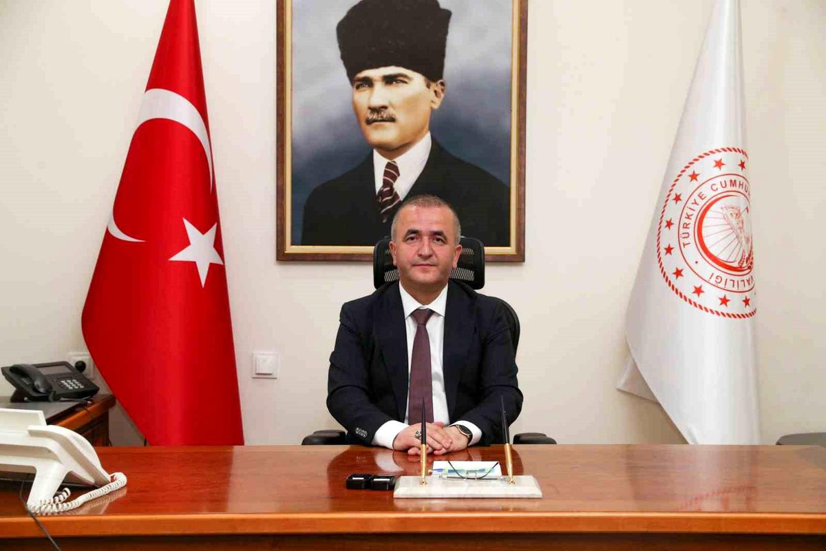 Tokat Valisi Numan Hatipoğlu Elazığ'a atanırken, yerine atama yapılmayınca 'Tokat valisiz olursa, kızlar kocasız olmaz' türküsü gerçek oldu